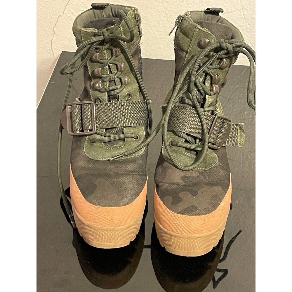 Steve Madden Camo Boots Size 8 Leather and Fabric Upper